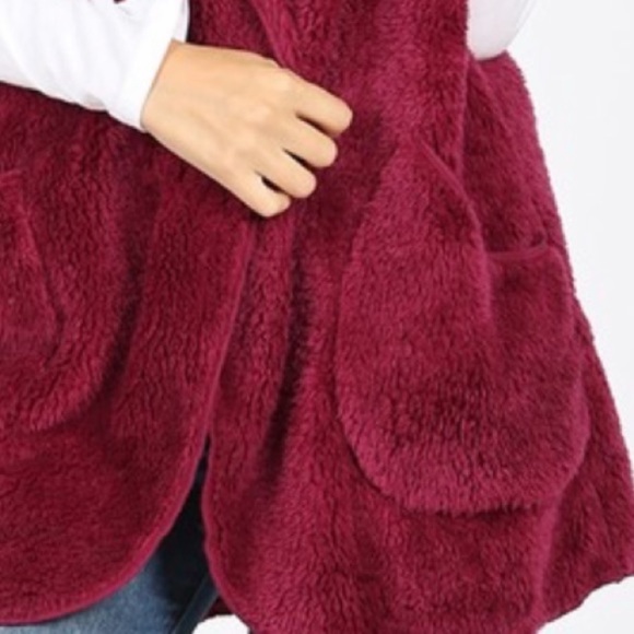 ❤️2 for $40❤️PLUS size faux fur vest - Picture 2 of 4